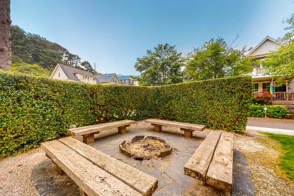 Beautiful family friendly home with private hot tub walk to beach shared pool