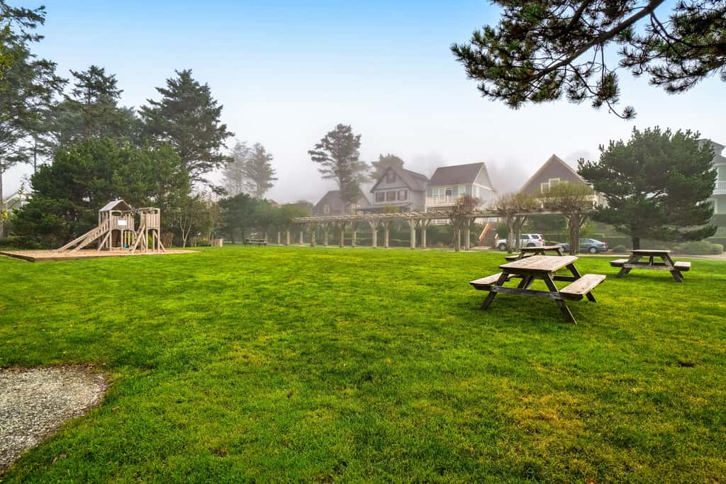 Beautiful family friendly home with private hot tub walk to beach shared pool