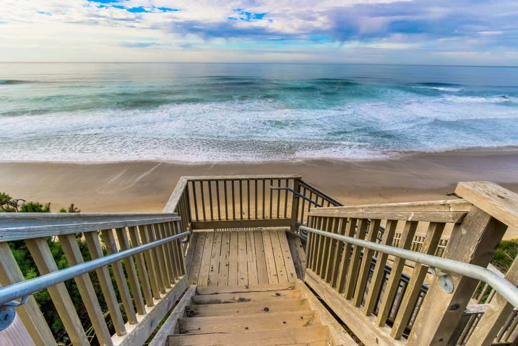 Beautiful family friendly home with private hot tub walk to beach shared pool