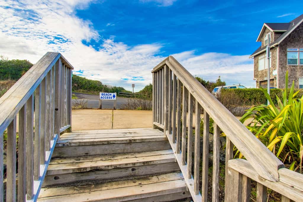 Beautiful family friendly home with private hot tub walk to beach shared pool