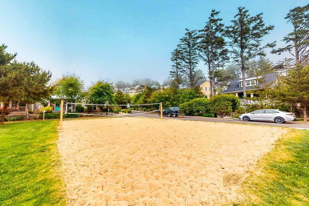 Beautiful family friendly home with private hot tub walk to beach shared pool