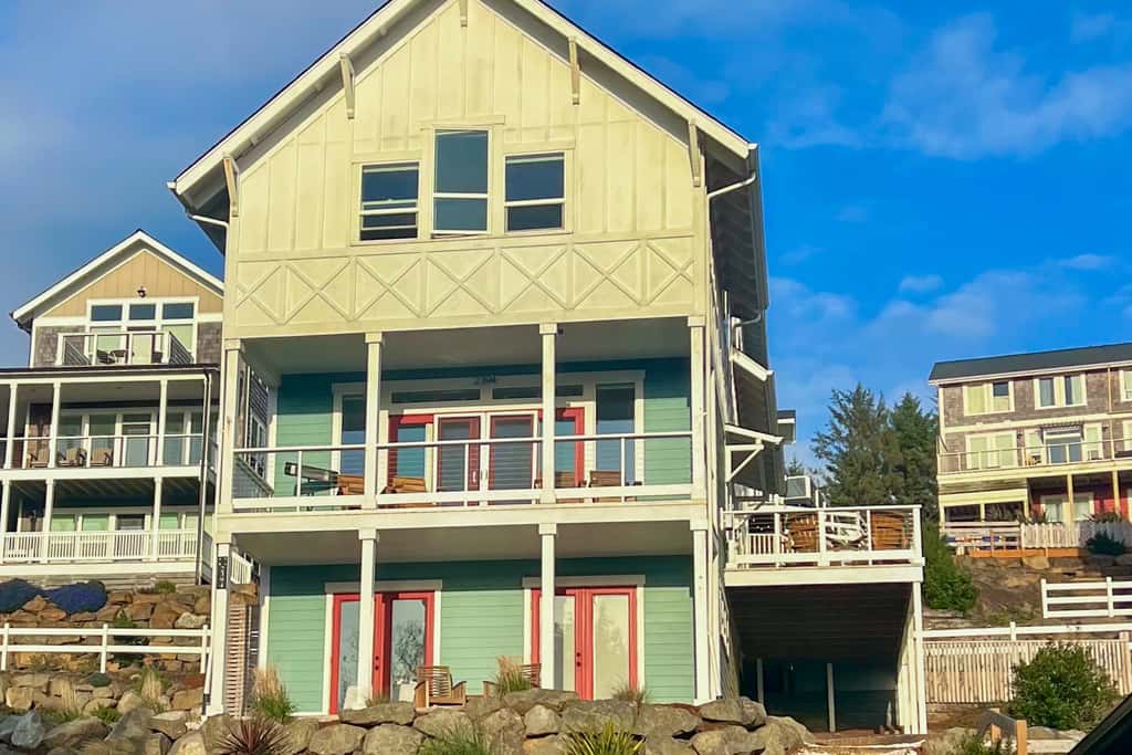Beautiful family friendly home with private hot tub walk to beach shared pool