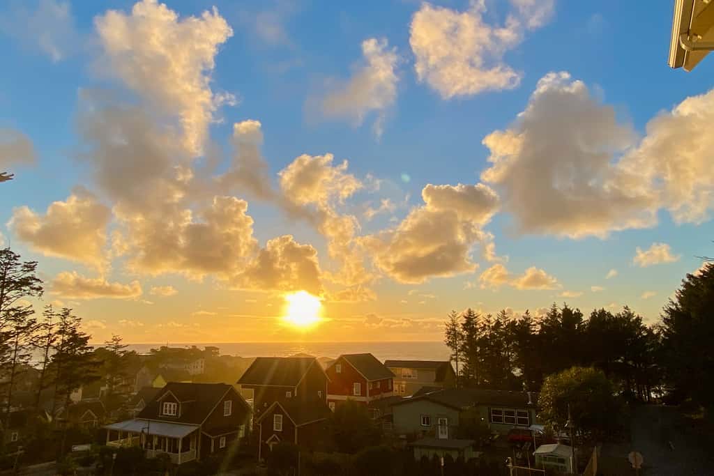 Beautiful family friendly home with private hot tub walk to beach shared pool