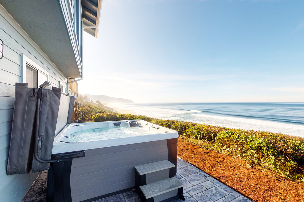 Oceanfront house with Pool table and private hot tub overlooking the ocean
