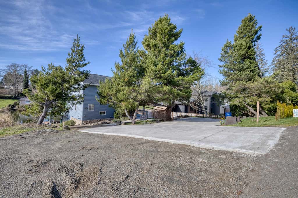 Charming Lakefront Home with Private Hot Tub and High Speed WiFi