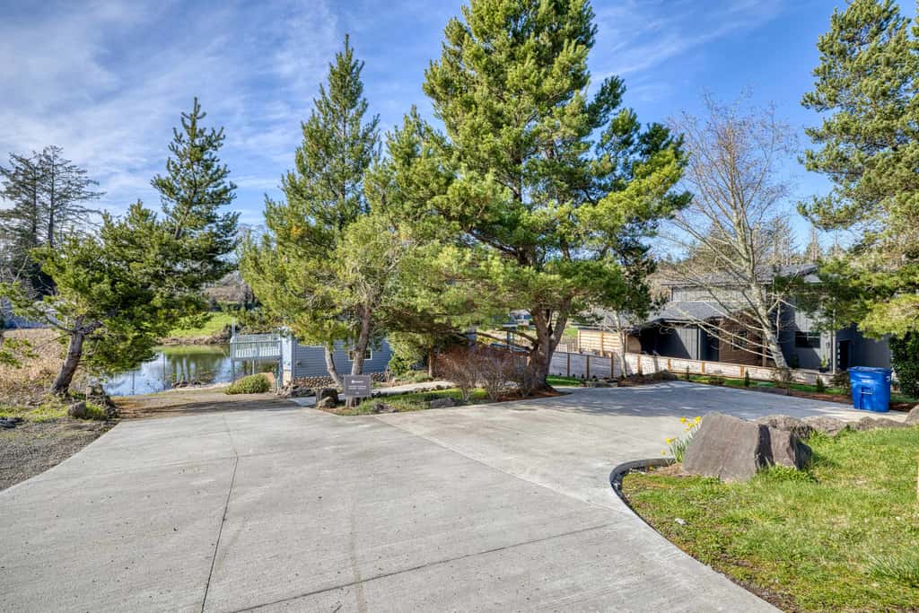 Charming Lakefront Home with Private Hot Tub and High Speed WiFi