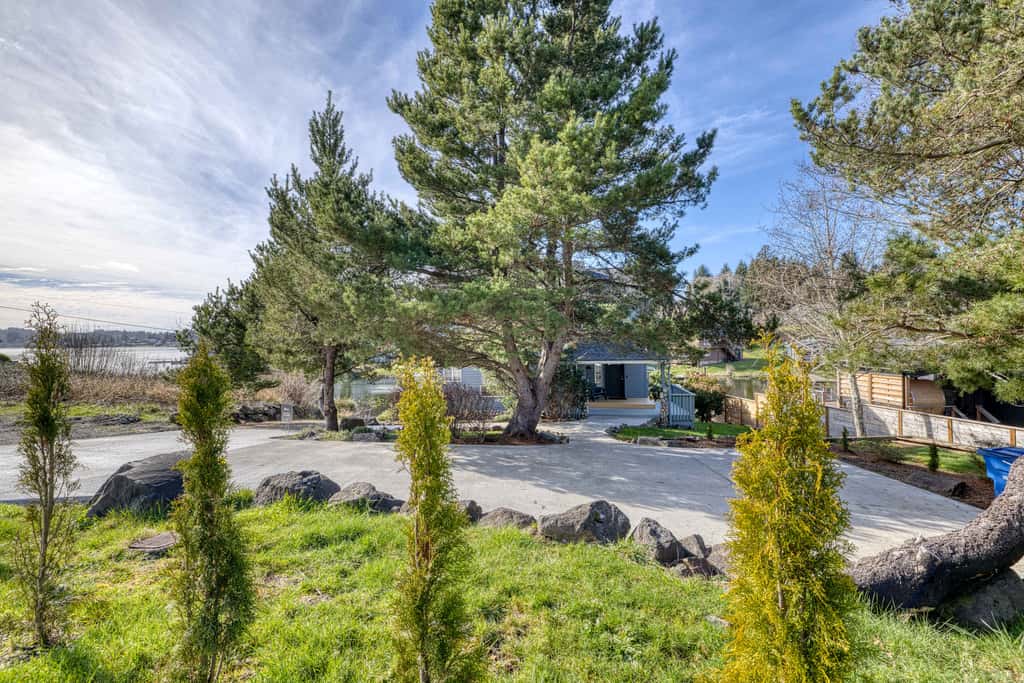 Charming Lakefront Home with Private Hot Tub and High Speed WiFi
