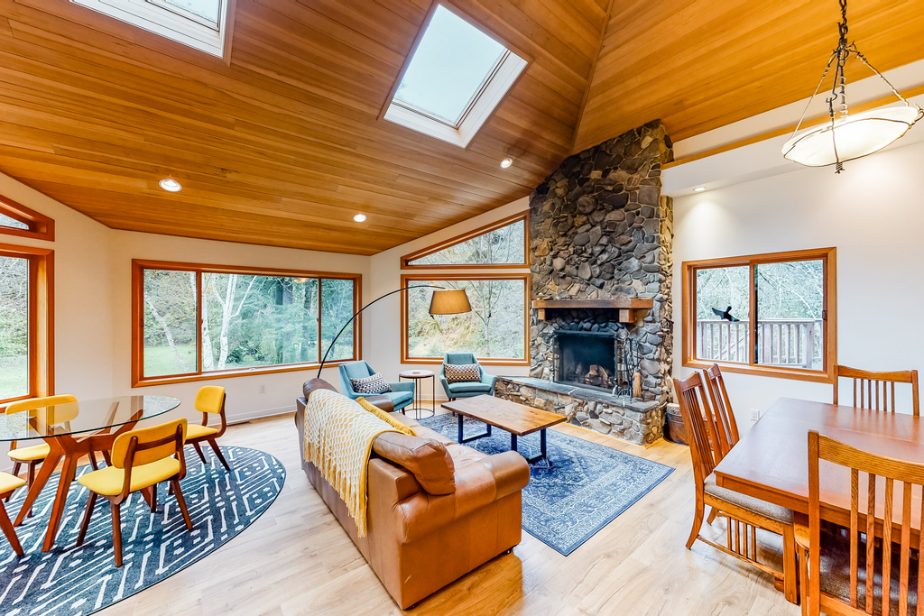 Luxury Riverfront Home with Several Acres Hot Tub and Swimming Holes Dogs OK