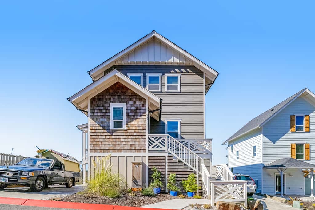Coastal Oasis Near the Beach and Town with Private Hot Tub Fast WiFi and Ocean Views