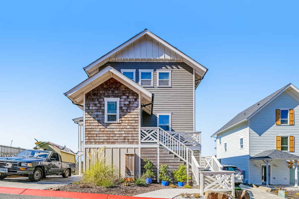 Coastal Oasis Near the Beach and Town with Private Hot Tub Fast WiFi and Ocean Views