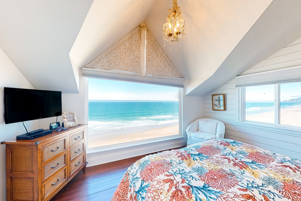 Oceanfront cottage with water view deck gas fireplace and washer dryer