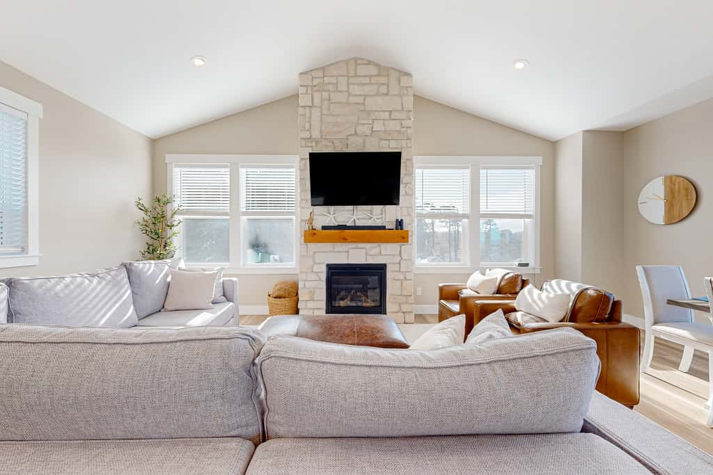 Beautiful and spacious oceanview home with hot tub and foosball table