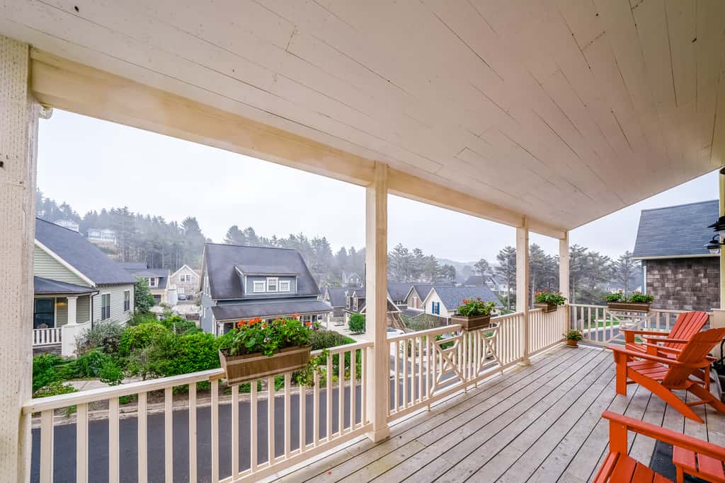 Charming three story getaway with two cozy living areas walk to the beach