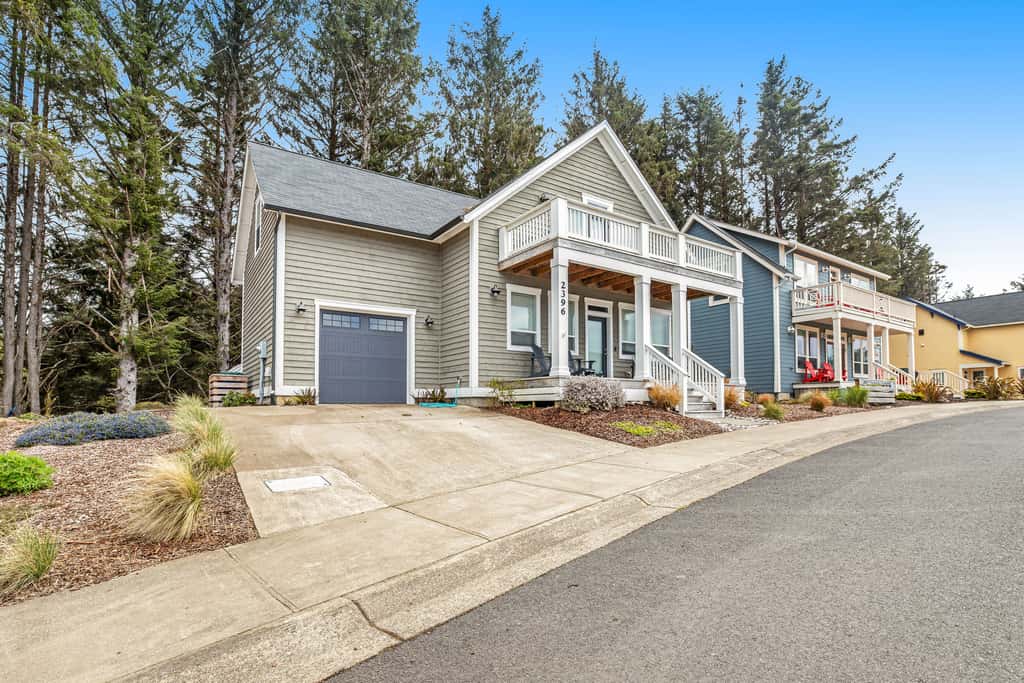 Oceanview home with WiFi washer dryer gas fireplace balcony