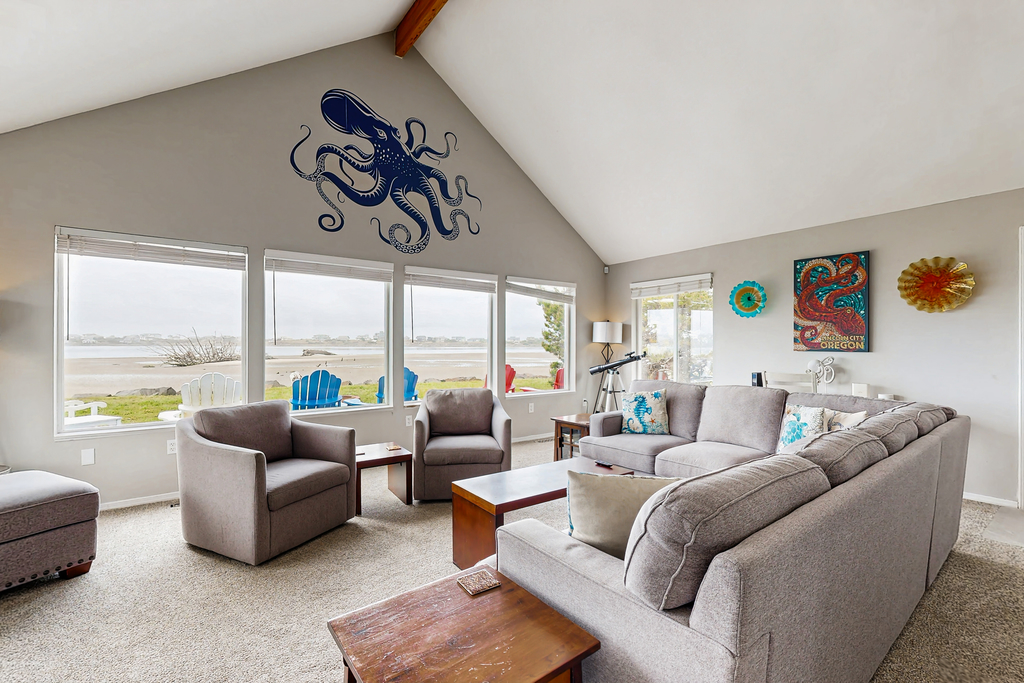 Dog Friendly Bayfront Beauty with a Private Hot Tub Free WiFi and Washer Dryer