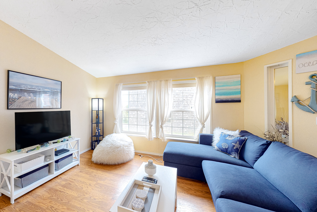 Lighthouse Inspired Home with Ocean Views Gas Fireplace Fast WiFi 2 Dogs OK