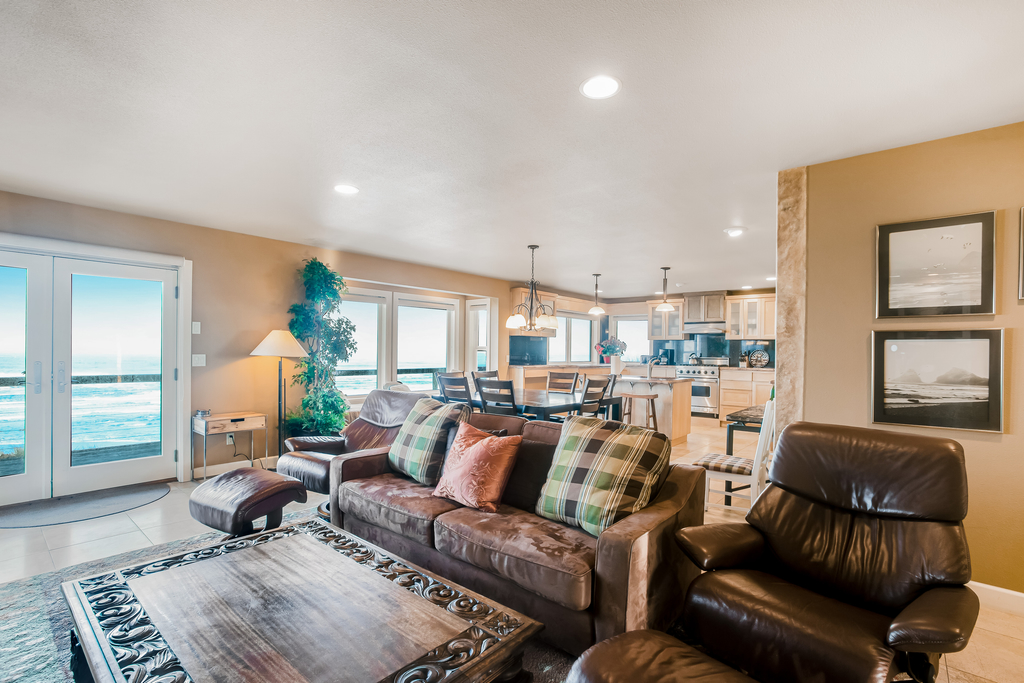 Stunning Oceanfront Retreat with Full Kitchen Private Hot Tub High Speed WiFi