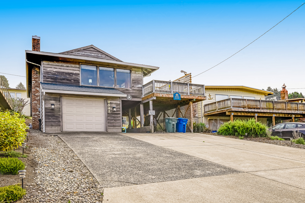 Spacious Coastal Retreat Walk to Beach with Hot Tub and Dog Friendly