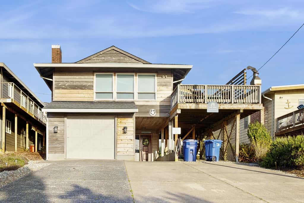 Spacious Coastal Retreat Walk to Beach with Hot Tub and Dog Friendly