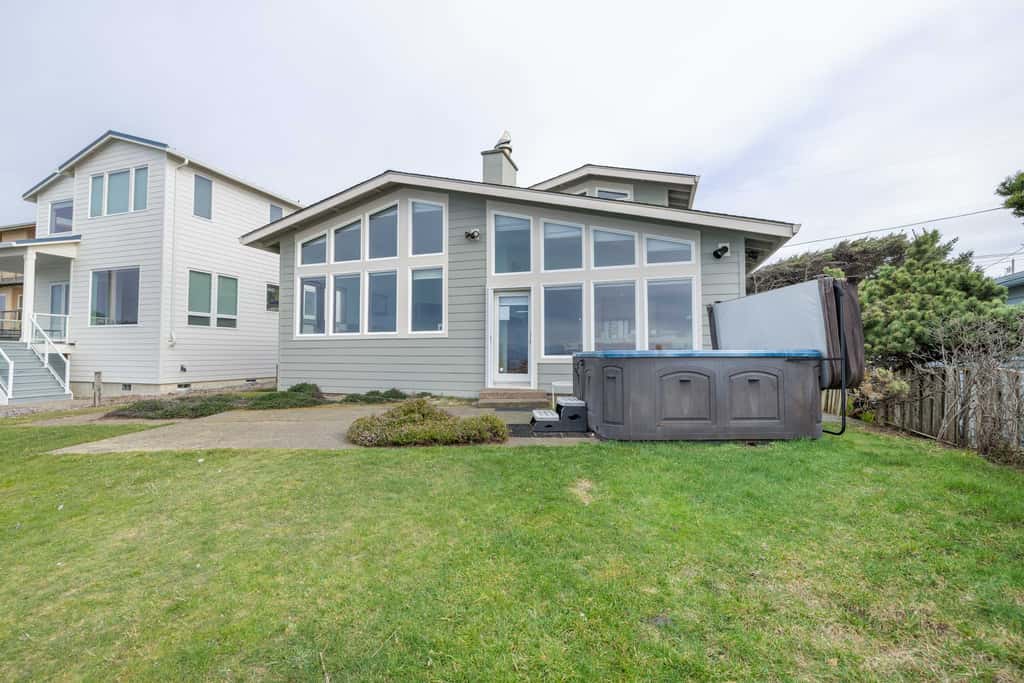 Oceanfront house with private hot tub and amazing ocean views