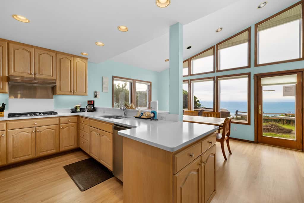 Oceanfront house with private hot tub and amazing ocean views