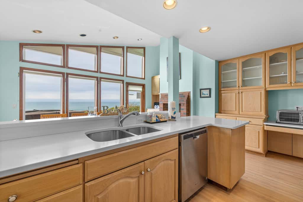 Oceanfront house with private hot tub and amazing ocean views