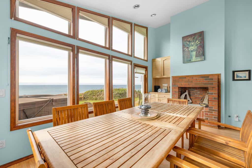 Oceanfront house with private hot tub and amazing ocean views