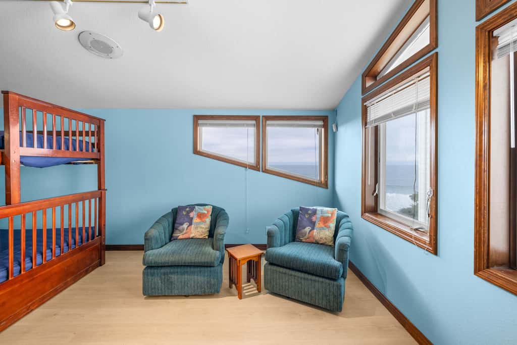 Oceanfront house with private hot tub and amazing ocean views