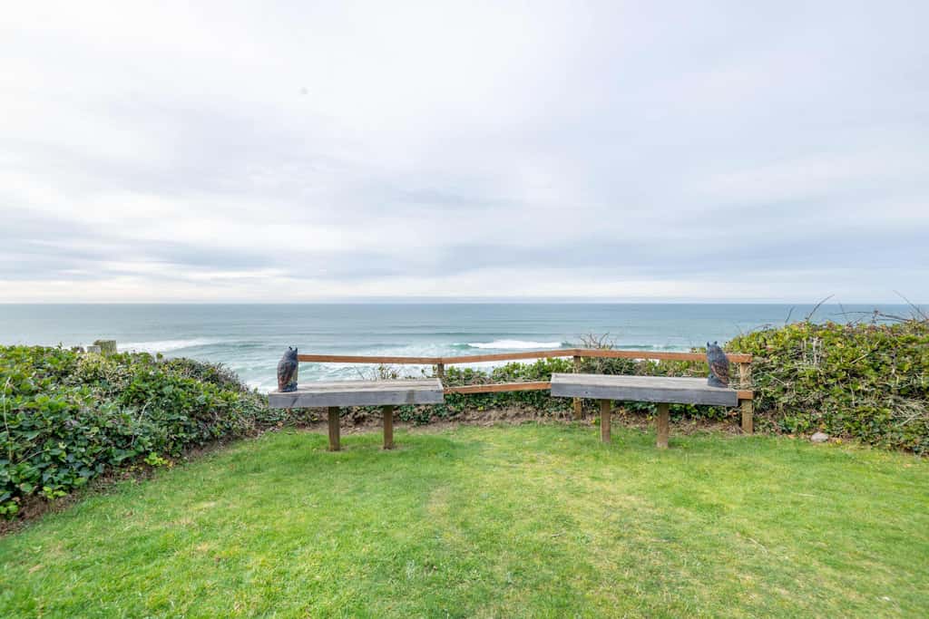 Oceanfront house with private hot tub and amazing ocean views