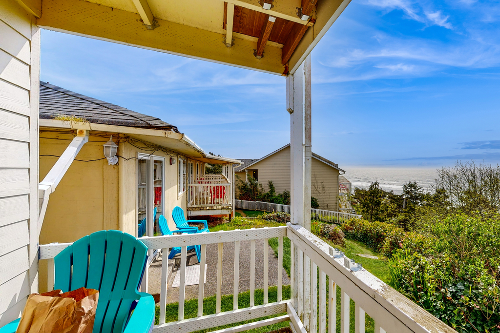 Quaint Condo with Ocean Views and Easy Beach Access Dogs OK
