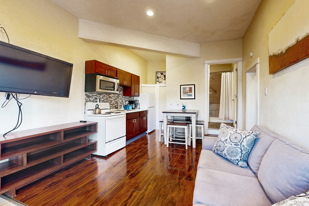 Cozy Coastal Condo Near from the Beach