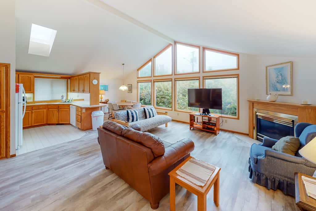 Cozy dog friendly getaway one block from beach with fireplace 
