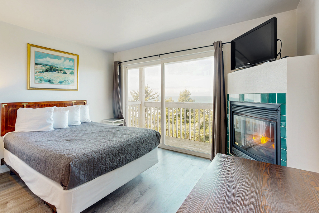 Upper Level Oceanview Studio Near the Beach Free WiFi Dogs Welcome