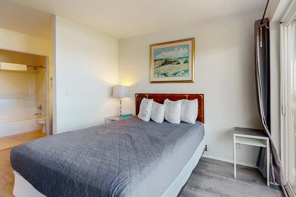 Upper Level Oceanview Studio Near the Beach Free WiFi Dogs Welcome