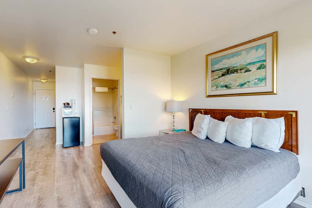 Upper Level Oceanview Studio Near the Beach Free WiFi Dogs Welcome