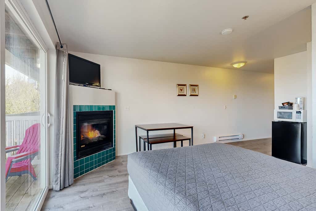 Upper Level Oceanview Studio Near the Beach Free WiFi Dogs Welcome