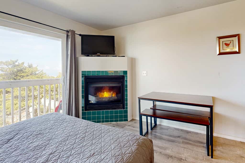 Upper Level Oceanview Studio Near the Beach Free WiFi Dogs Welcome