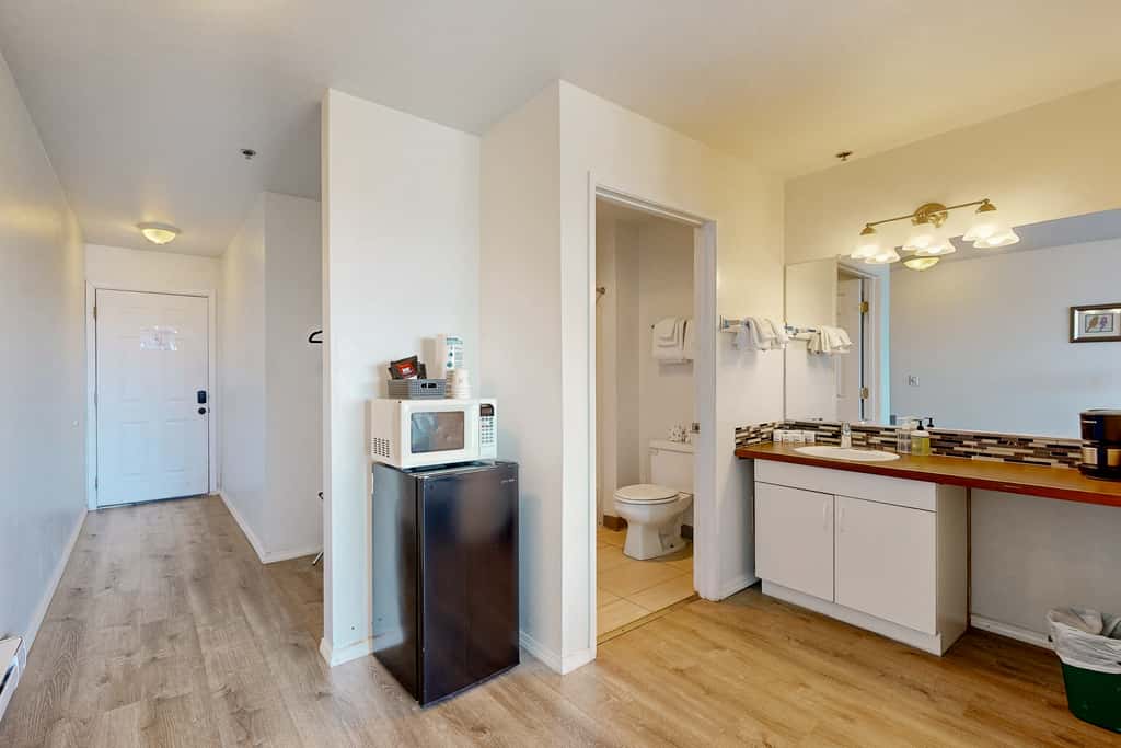 Upper Level Oceanview Studio Near the Beach Free WiFi Dogs Welcome
