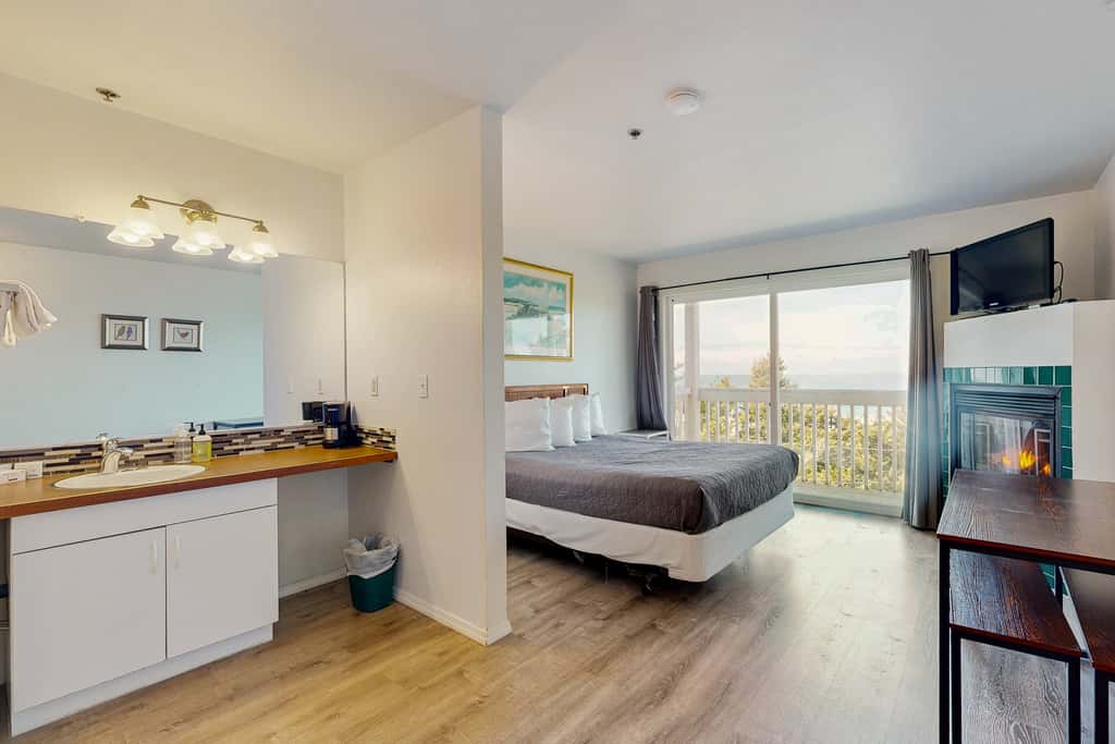 Upper Level Oceanview Studio Near the Beach Free WiFi Dogs Welcome
