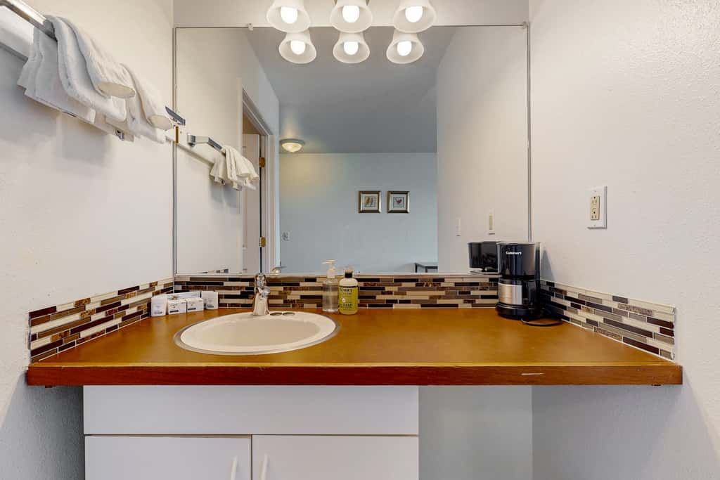 Upper Level Oceanview Studio Near the Beach Free WiFi Dogs Welcome