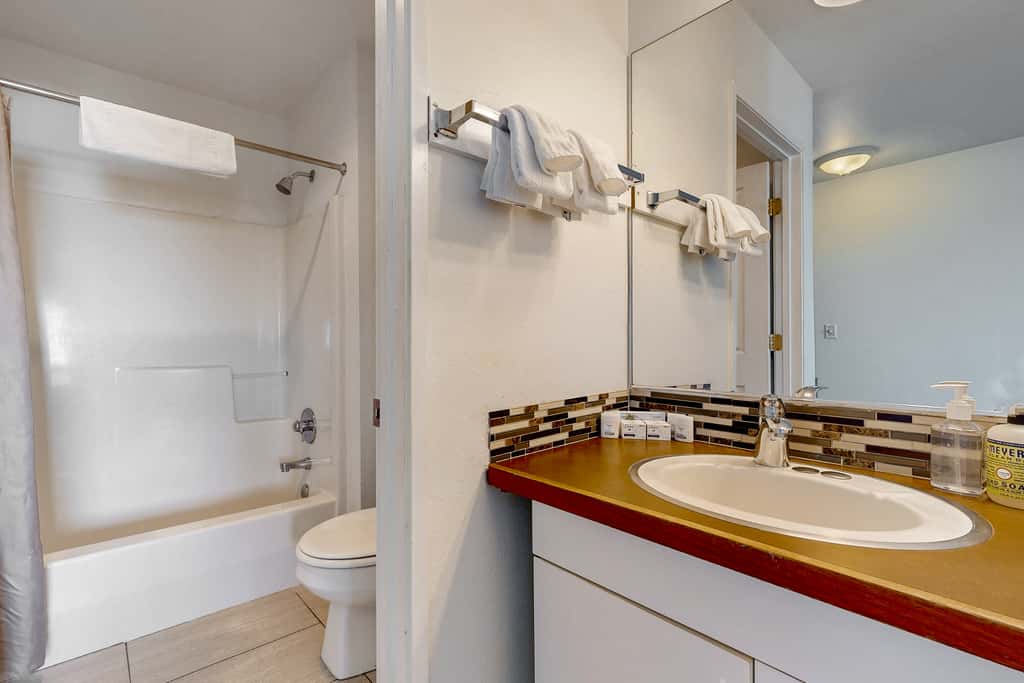 Upper Level Oceanview Studio Near the Beach Free WiFi Dogs Welcome