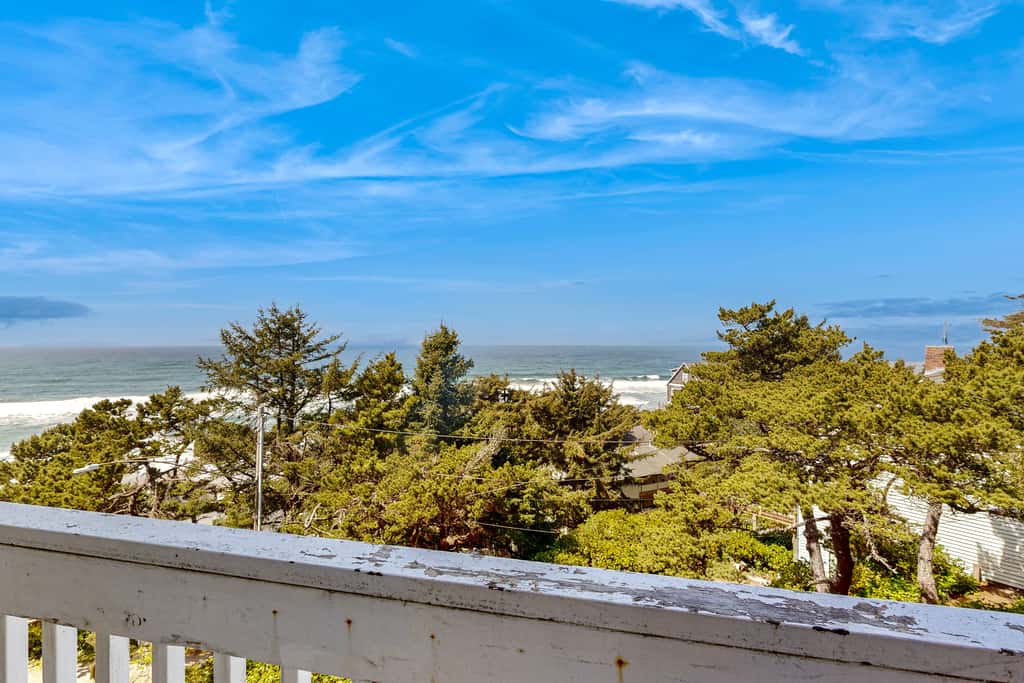 Upper Level Oceanview Studio Near the Beach Free WiFi Dogs Welcome