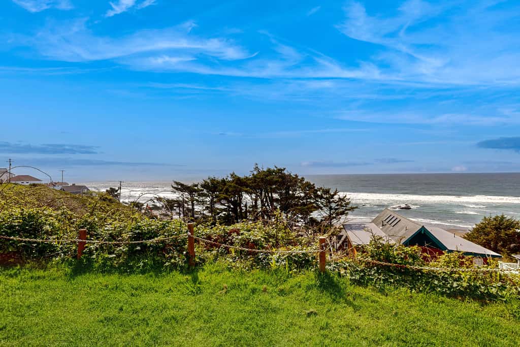 Upper Level Oceanview Studio Near the Beach Free WiFi Dogs Welcome