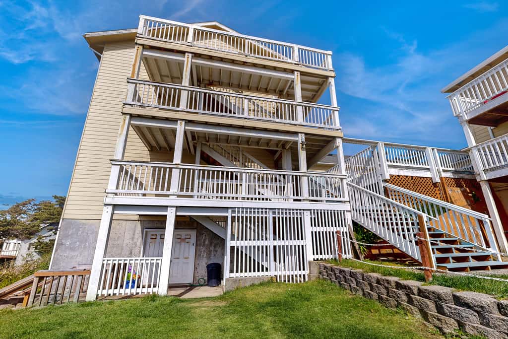 Upper Level Oceanview Studio Near the Beach Free WiFi Dogs Welcome