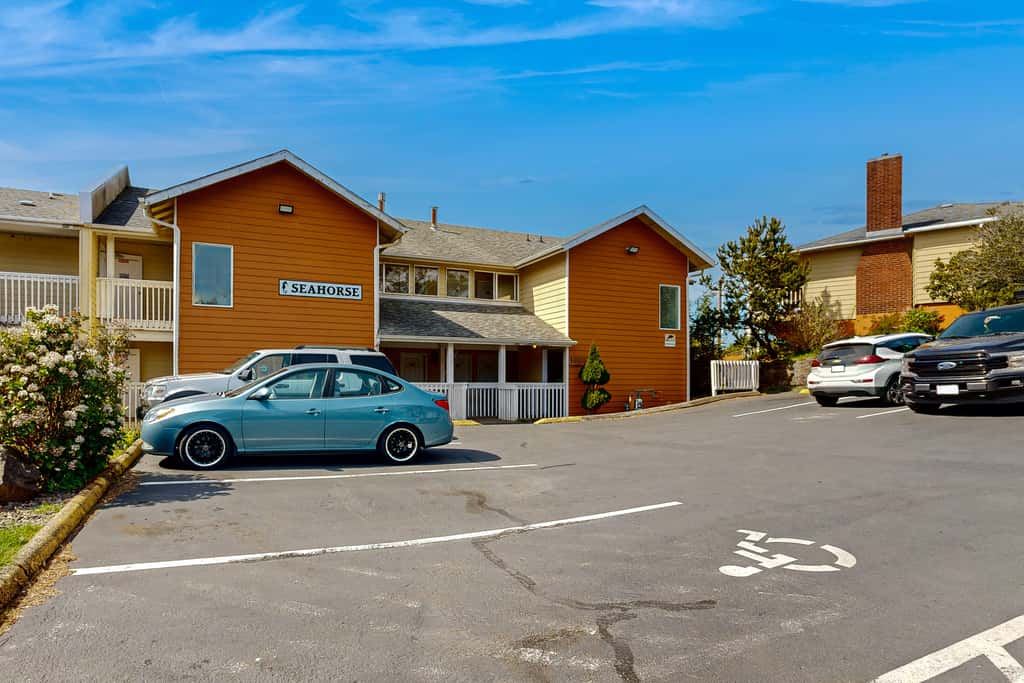 Upper Level Oceanview Studio Near the Beach Free WiFi Dogs Welcome