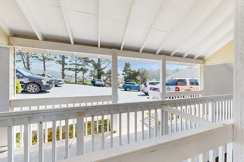 Upper Level Oceanview Studio Near the Beach Free WiFi Dogs Welcome
