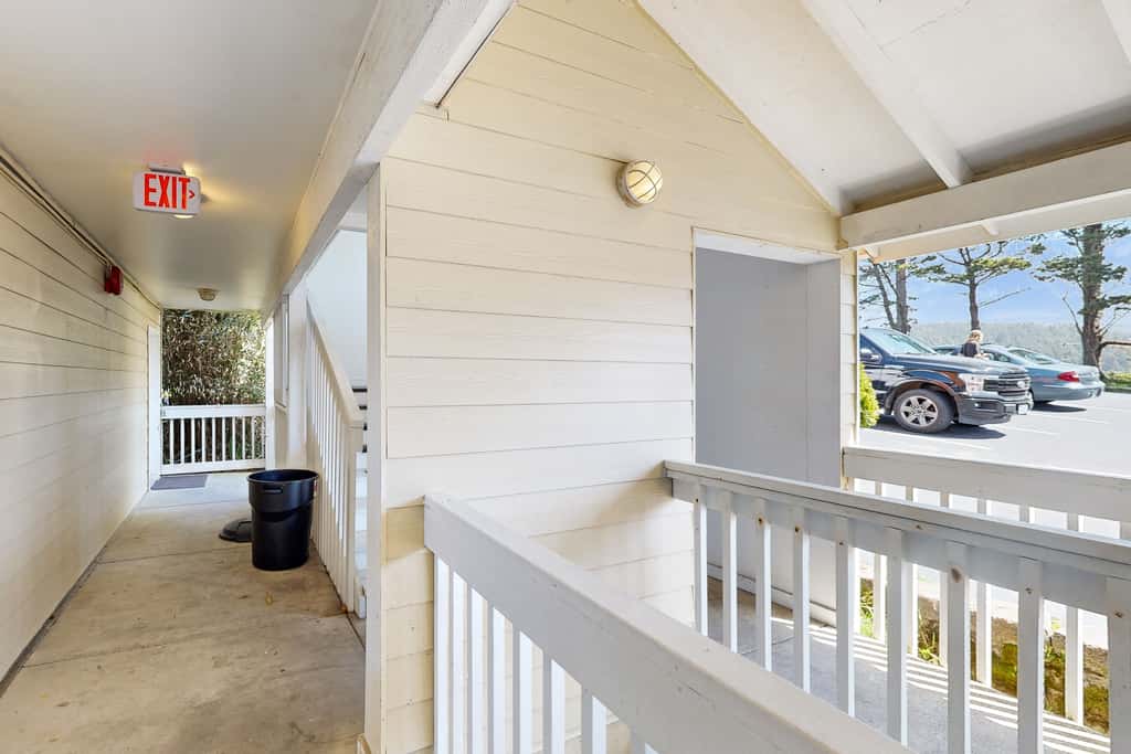 Upper Level Oceanview Studio Near the Beach Free WiFi Dogs Welcome