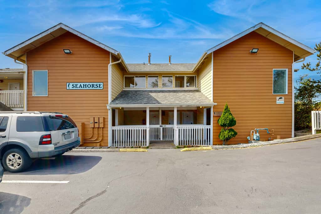 Upper Level Oceanview Studio Near the Beach Free WiFi Dogs Welcome