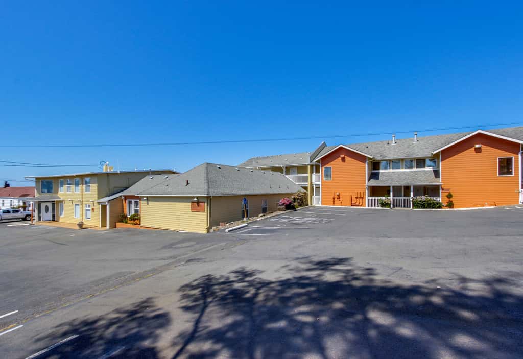 Upper Level Oceanview Studio Near the Beach Free WiFi Dogs Welcome