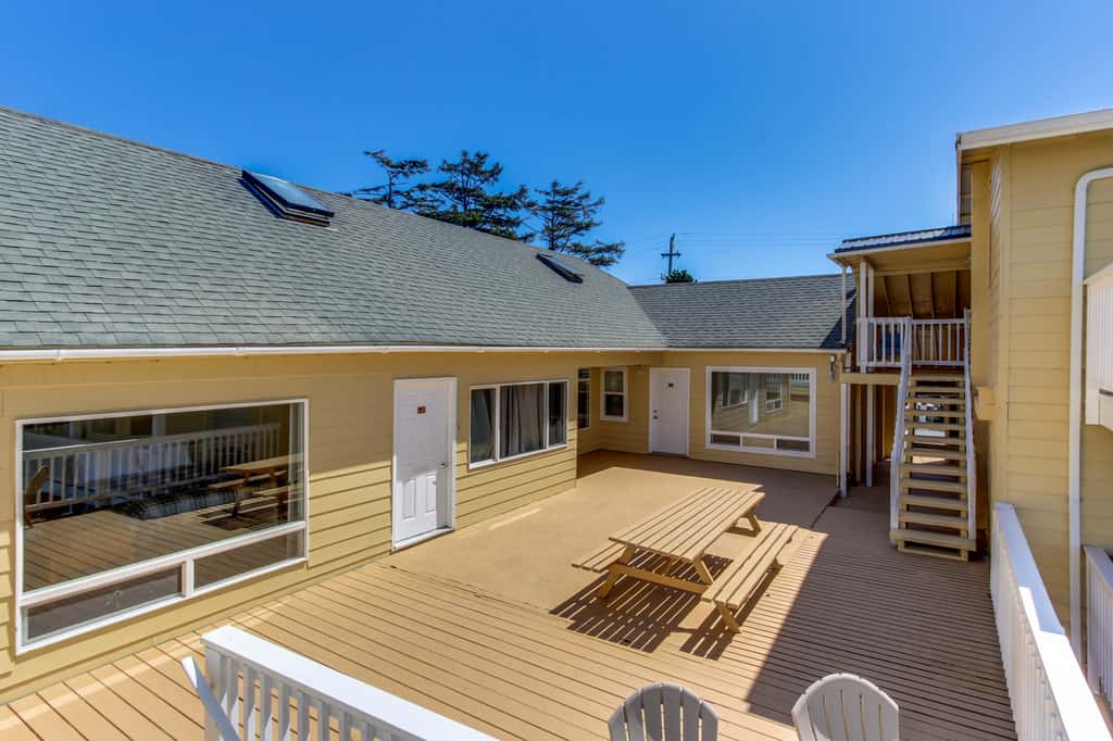 Upper Level Oceanview Studio Near the Beach Free WiFi Dogs Welcome